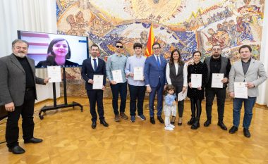 Presidenti i Maqedonisë ndau çmimet “Të rinjtë e suksesshëm”, shqiptari Qëndrim Rijani me mirënjohje për arritjet në kulturë