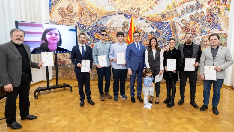 Presidenti i Maqedonisë ndau çmimet “Të rinjtë e suksesshëm”, shqiptari Qëndrim Rijani me mirënjohje për arritjet në kulturë