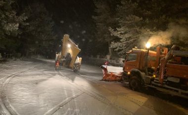 Reshjet e borës vështirësojnë qarkullimin e automjeteve në Shqipëri, ARRSH udhëzon qytetarët