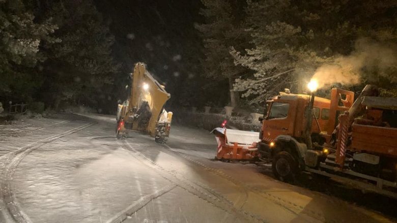Reshjet e borës vështirësojnë qarkullimin e automjeteve në Shqipëri, ARRSH udhëzon qytetarët