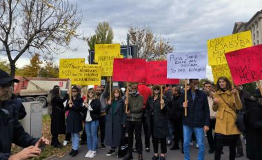Protesta e gazetarëve para Gjykatës Civile në Shkup