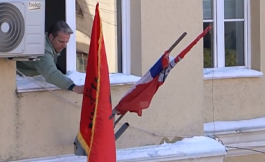 Shqiprim Arifi vendos flamurin kombëtar në Komunën e Preshevës