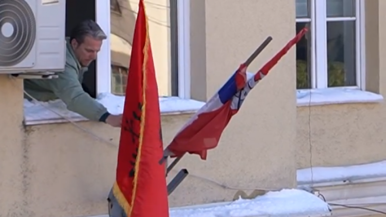 Shqiprim Arifi vendos flamurin kombëtar në Komunën e Preshevës