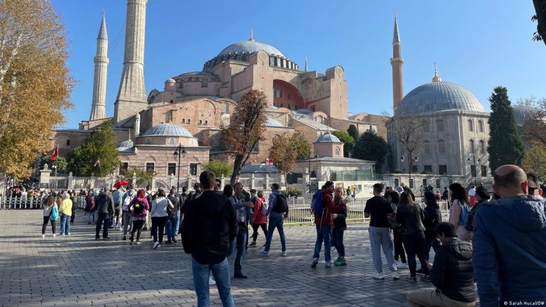 Turqia po shtrëngon rregulloret për turistët