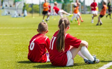 Kur është koha e duhur për të regjistruar fëmijën tuaj në aktivitete sportive? Ambicia e tepruar ka aspekte negative