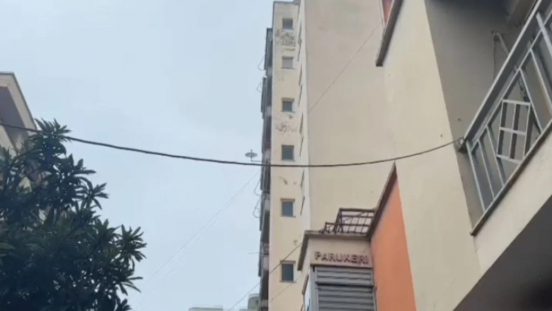 Vlorë, një 22-vjeçare humb jetën pasi bie nga kati i pestë i një ndërtese