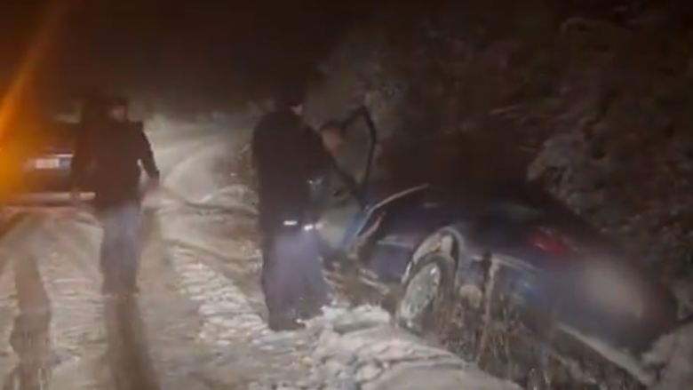 Kishin rënë me veturë në një kanal anash rruge – pjesëtaret e EULEX-it shpëtojnë një familje në veri