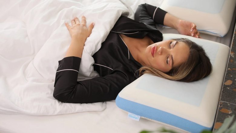Si të flini siç duhet në një jastëk ortopedik: Mos e vendosni kurrë dorën nën të!