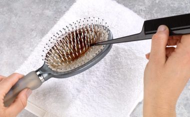 Metodat më të mira për larjen e furçave të flokëve: Këto janë gjithçka që ju nevojiten