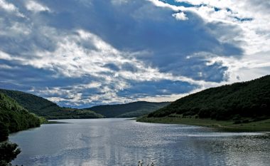 Bien vlerat e manganit në Liqenin e Badocit, IKSHPK: Uji mund të përdoret për pije