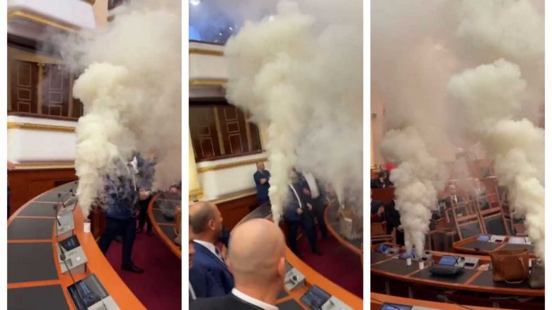 Kaos në Kuvendin e Shqipërisë, tymi pushton sallën dhe përmbysen karriget