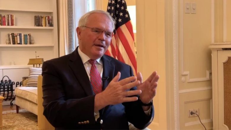 Ambasadori Hill paralajmëron Serbinë për marrëdhëniet me Rusinë