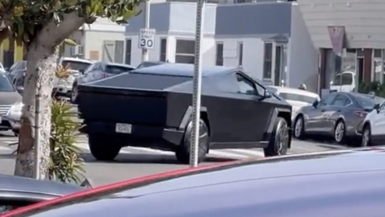 Një Cybertruck me ngjyrë të zezë mat u pikas rrugëve të Kalifornisë përpara debutimit