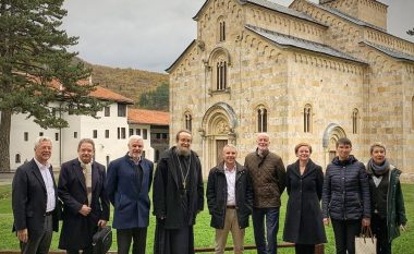 Rohde bashkë me ambasadorët gjermanë të rajonit vizitojnë Manastirin e Deçanit