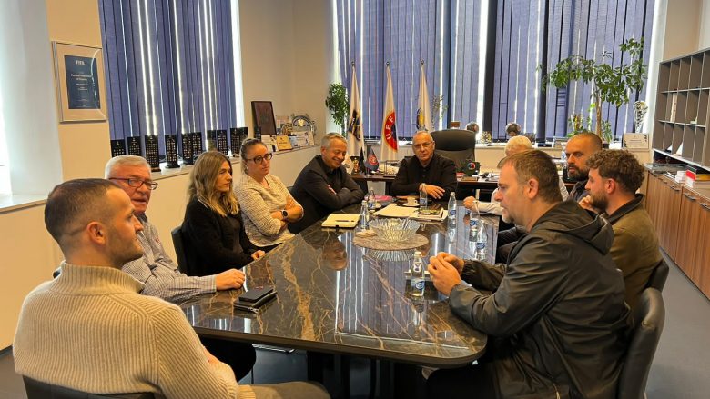 Thierry Favre në vizitë në Kosovë, lavdëron punën e bërë nga FFK