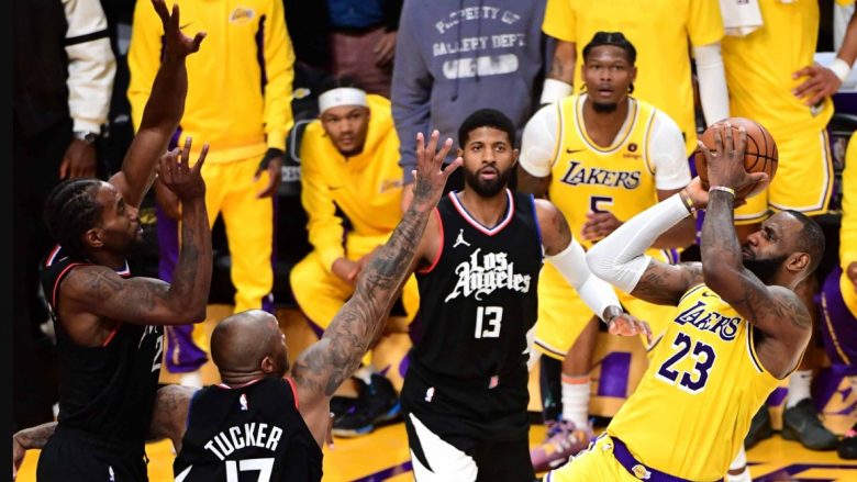 U zhvilluan 13 super ndeshje në NBA – Lakers fituan derbin me Clippers, Warriors mezi mposhten Kings