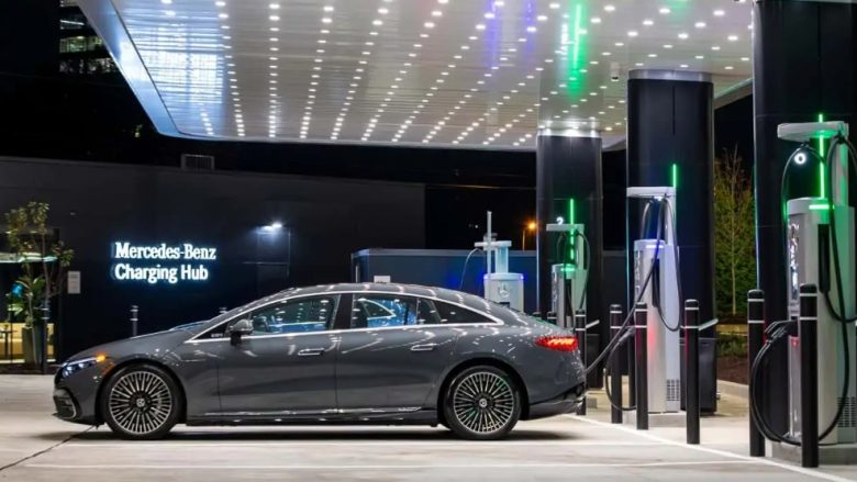 Mercedes-Benz inauguroi rrjetin e karikuesve të automjeteve elektrike për mbushje të shpejtë të makinave