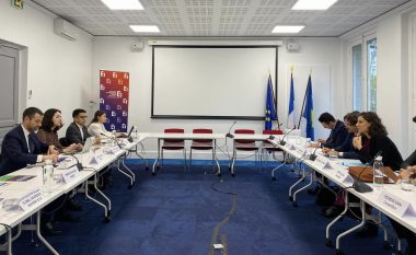 Rizvanolli në Paris prezanton Pakon për energji 2023-25, dy kompani franceze shprehin gatishmëri për të investuar në Kosovë