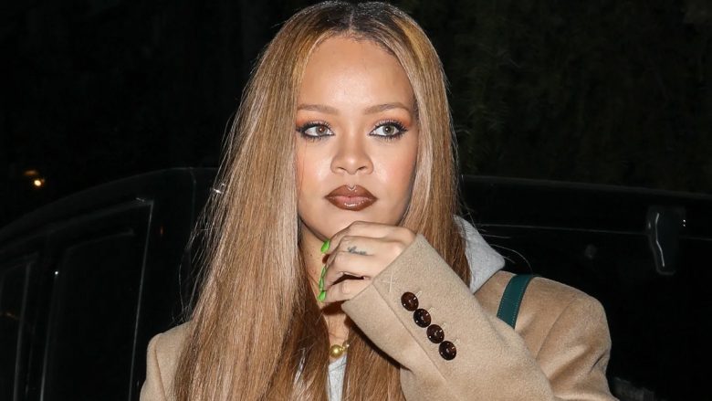 Transformimi i modelit të flokëve të Rihannas, krahasohet me Jennifer Aniston