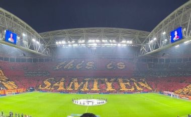 Tifozët e Galatasaray përgatitën një koreografi të pabesueshme para ndeshjes, nuk mungonin mesazhet për Palestinën