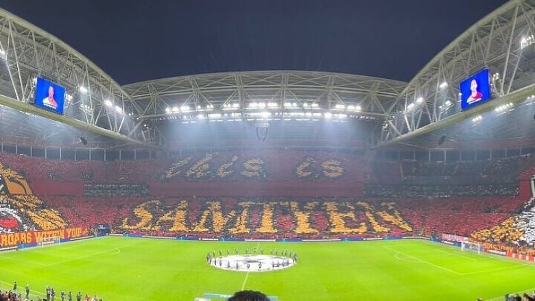 Tifozët e Galatasaray përgatitën një koreografi të pabesueshme para ndeshjes, nuk mungonin mesazhet për Palestinën