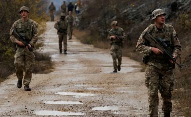 Reuters: Britanikët po e ruajnë kufirin Kosovë-Serbi me ndërrime 18 orëshe
