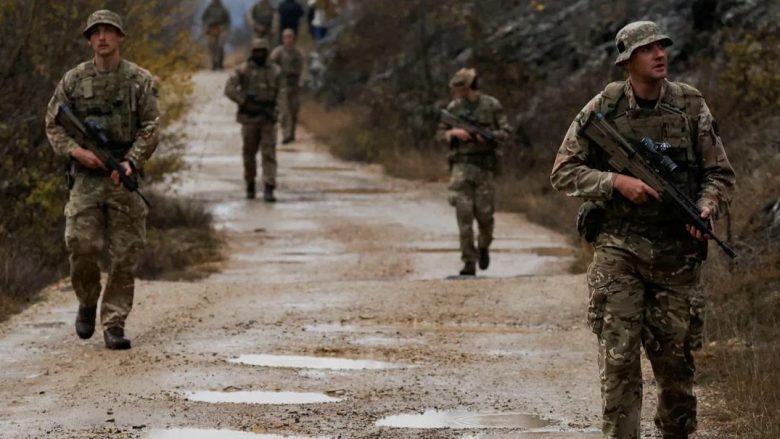 Reuters: Britanikët po e ruajnë kufirin Kosovë-Serbi me ndërrime 18 orëshe