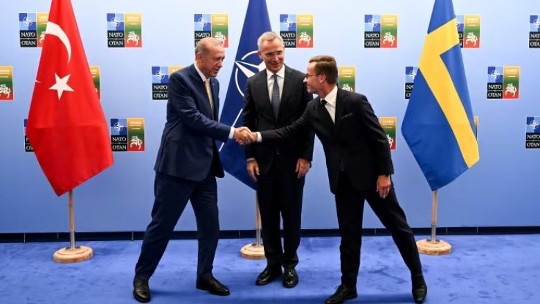 “Sa më shpejt që të jetë e mundur”: Aleatët e NATO-s i bëjnë trysni Turqisë ta aprovojë anëtarësimin e Suedisë