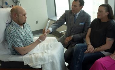 Transplanti i parë në botë i syrit realizohet në SHBA – ajo i jep një shpresë burrit nga Arkansasi
