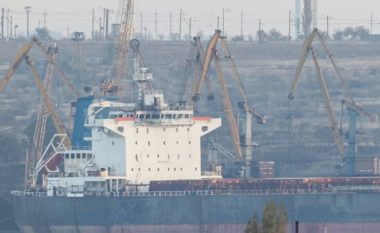 Rusët sulmojnë me raketa një anije mallrash me flamur të Liberisë