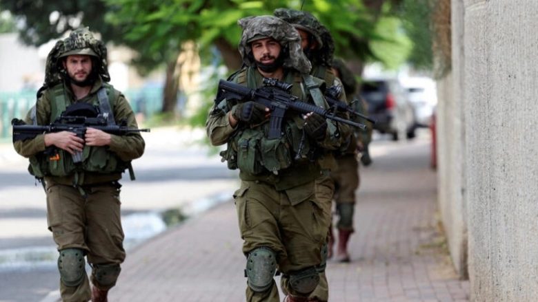Izraeli pretendon se ka gjetur një depo armësh të Hamasit dhe shenja pengjesh në bodrumin e një spitali në Gaza