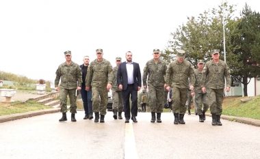 Ministri Maqedonci viziton Komandën e Doktrinës dhe Stërvitjes, njihet me mbarëvajtjen e rekrutimeve të reja