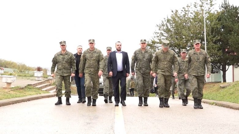 Ministri Maqedonci viziton Komandën e Doktrinës dhe Stërvitjes, njihet me mbarëvajtjen e rekrutimeve të reja