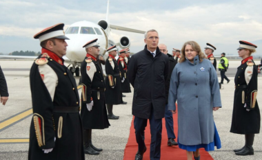 Stoltenberg arriti në Shkup, pritet nga ministrja Petrovska