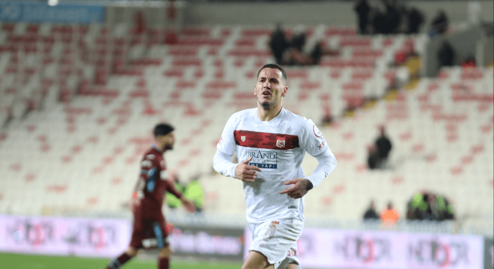 Rey Manaj shkëlqen me dy super gola ndaj Trabzonsporit dhe shpallet lojtari i ndeshjes