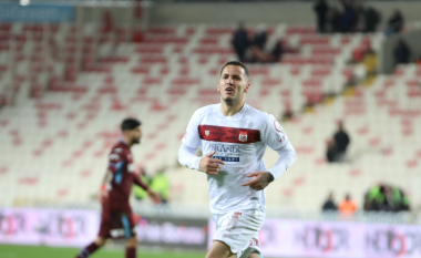 Rey Manaj shkëlqen me dy super gola ndaj Trabzonsporit dhe shpallet lojtari i ndeshjes