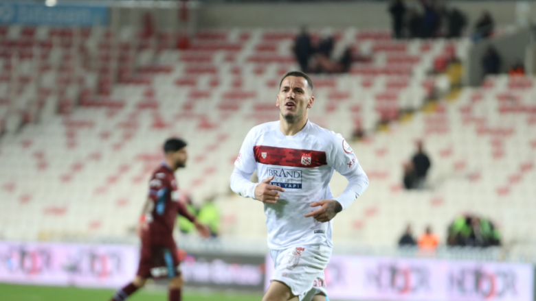 Rey Manaj shkëlqen me dy super gola ndaj Trabzonsporit dhe shpallet lojtari i ndeshjes