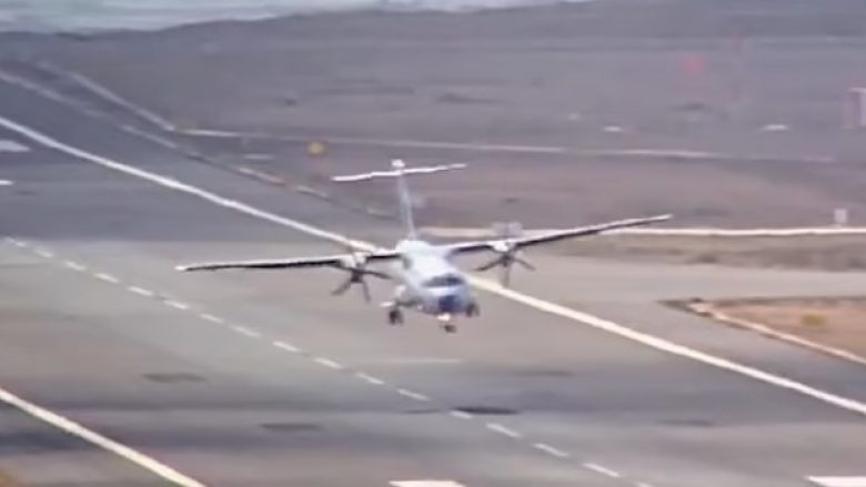 “Duke luftuar me erën”: Aeroplani i pasagjerëve ‘kërcen’ disa herë në pistë teksa zbriste në ishullin spanjoll të pushimeve