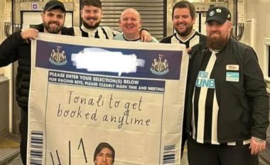 Një pankartë që nuk e keni parë kurrë më parë: Tifozët e Newcastle tallen me yllin e tyre