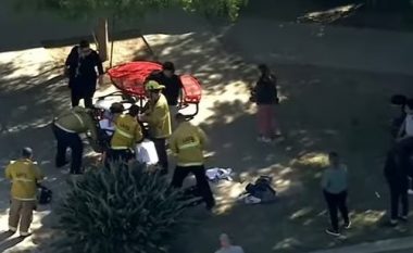 Të paktën dy nxënës janë goditur me thikë pas një sherri në një shkollë të mesme në Kaliforni