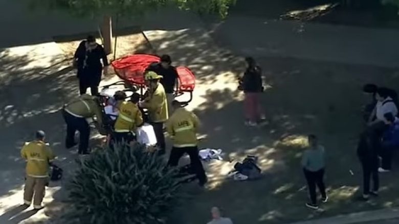 Të paktën dy nxënës janë goditur me thikë pas një sherri në një shkollë të mesme në Kaliforni