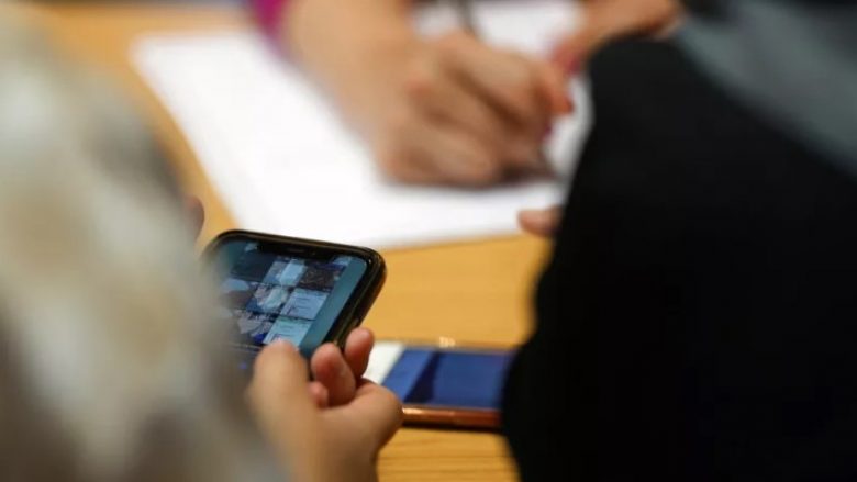 A duhet të ndalohet përdorimi i telefonave celularë në shkolla? Një në katër vende ka marrë tashmë një vendim për këtë!