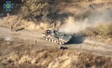 Ukrainasit sulmojnë me dron tankun rus, ushtarët rusë shihen të frikësuar duke ikur