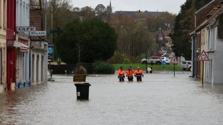 Shiu i dendur në veri të Francës rrit frikën për vërshime të reja
