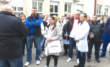 Protestohet para Ministrisë së Shëndetësisë në Maqedoni, kërkohet rritje të pagave deri 30%