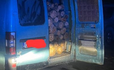 Policia ndalon një furgon që po barte drunjë ileaglisht nga Malet e Sharrit