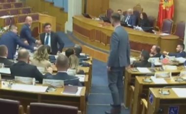 Tensione në Kuvendin e Malit të Zi, një përplasje ndërmjet një deputeti dhe ish-kryeministrit Abazoviq për pak sa nuk përfundoi në një konflikt fizik