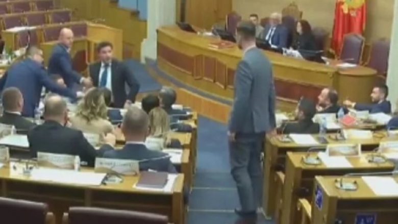 Tensione në Kuvendin e Malit të Zi, një përplasje ndërmjet një deputeti dhe ish-kryeministrit Abazoviq për pak sa nuk përfundoi në një konflikt fizik