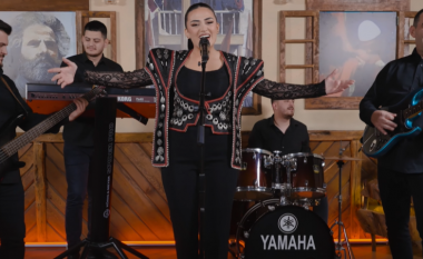 Albina Kelmendi publikon këngën e re “N’ball të Arbërit”