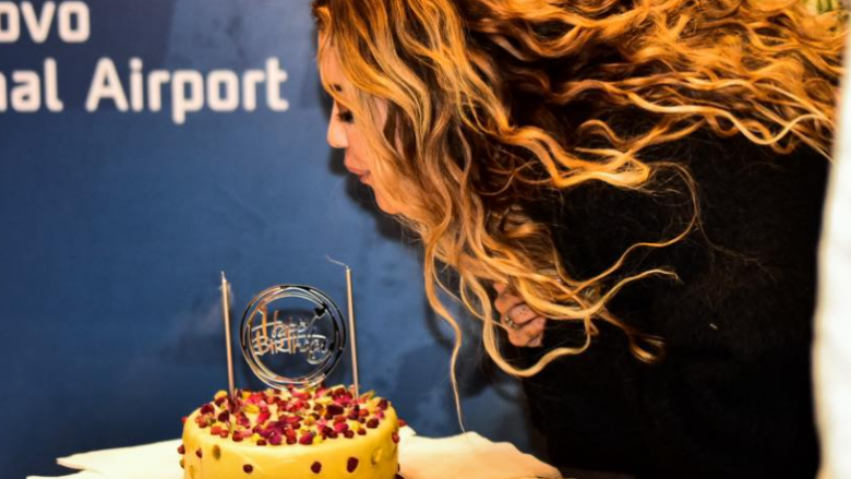 Rita Ora së bashku me familjen në Kosovë – pamje nga befasia që iu bë për ditëlindje